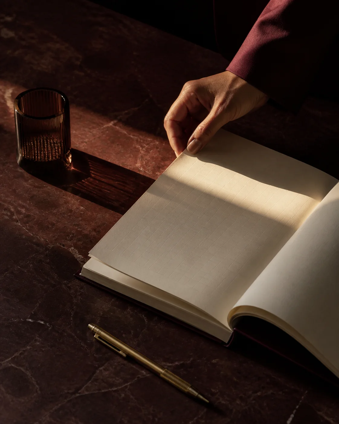 Livro de registros sobre mesa em mármore marsala